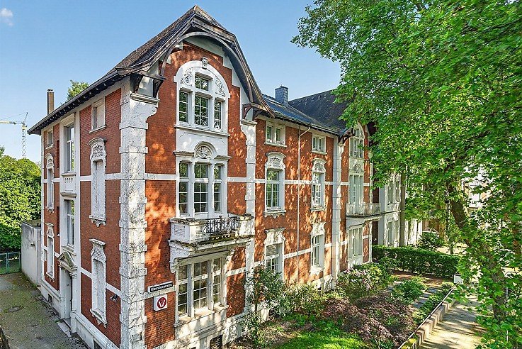 Foto Außergewöhnliches Wohn- und Geschäftshaus vereint historischen Charme mit vielseitigen Nutzungsmöglichkeiten. Die repräsentative Doppelhaushälfte wurde ursprünglich im Jahr 1902 in massiver Backsteinbauweise errichtet und prägt mit ihrer charaktervollen Architektur bis heute das Straßenbild.<br><br> Foto Außergewöhnliches Wohn- und Geschäftshaus vereint historischen Charme mit vielseitigen Nutzungsmöglichkeiten. Die repräsentative Doppelhaushälfte wurde ursprünglich im Jahr 1902 in massiver Backsteinbauweise errichtet und prägt mit ihrer charaktervollen Architektur bis heute das Straßenbild.<br><br>