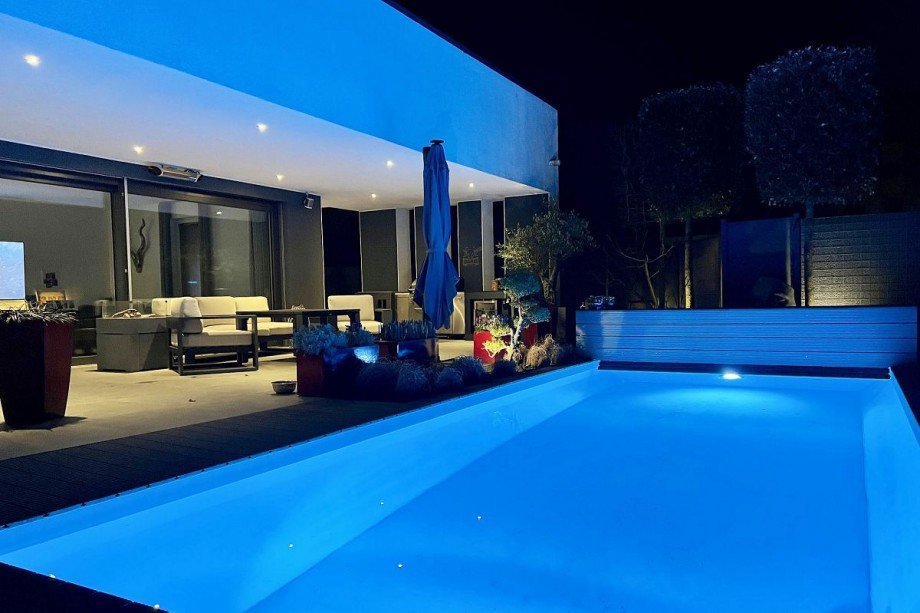 Pool am Abend Einfamilienhaus Bocholt
