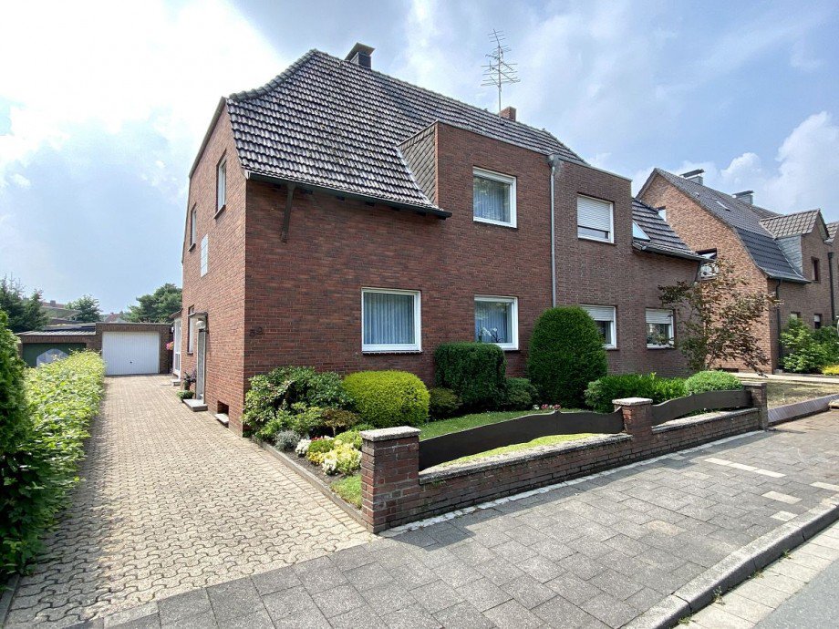 Vorderansicht Doppelhaush�lfte Bocholt